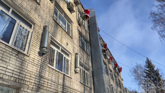 Сотрудники МЧС в костюмах Дедов Морозов поздравили ребят с крыши самарской больницы