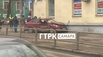 Красная иномарка влетела в здание: фото ДТП в центре Самары 7 декабря
