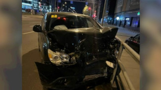 В Самаре Mitsubishi после столкновения с Грантой влетела в отбойник