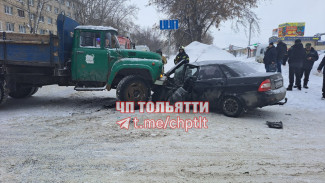 В Самарской области Приора почти исчезла под капотом грузовика