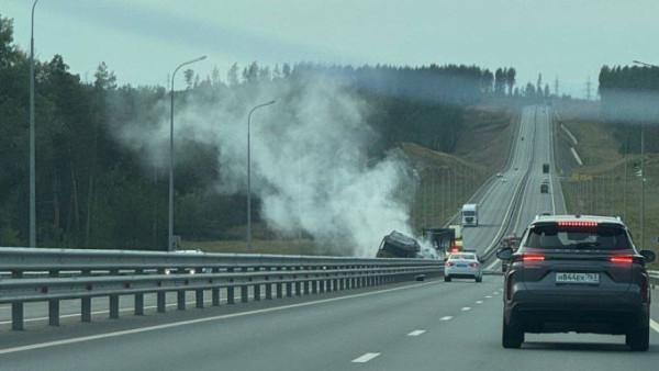 Фура с краской вспыхнула на трассе "Обход Тольятти" 9 августа