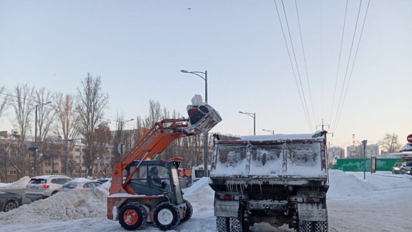 В Самаре коммунальщики вывезли более 8 тысяч тонн снега за сутки