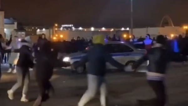 В Самаре задержали организатора танцев вокруг патрульной машины на парковке ТЦ