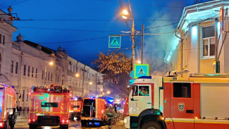 Пожар у мэрии Самары. На месте десяток машин МЧС и глава города Елена Лапушкина