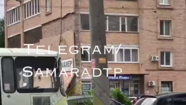 Опасная стена на пр Кирова в Самаре полностью рухнула