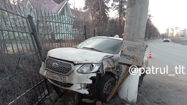 В Тольятти машина с водителем повисла между забором и фонарным столбом 