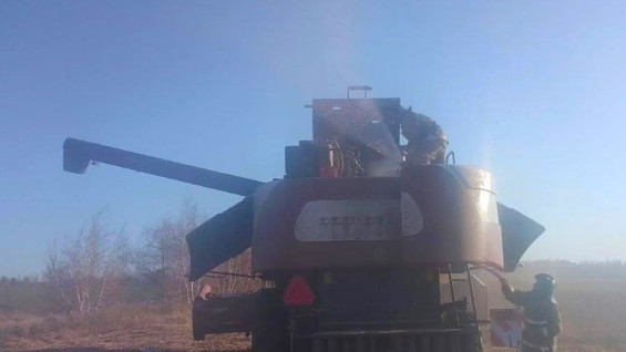 Комбайн загорелся в поле под Самарой