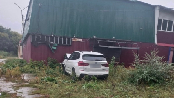 Элитный BMW X3 влетел в стену постройки под Самарой 
