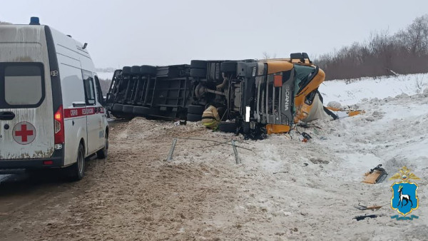 На трассе М5 временно затрудненно движения из-за перевернувшейся фуры