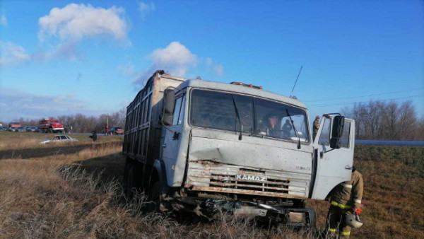 Фото жуткой аварии: 2 человека погибли в ДТП с Камазом в Самарской области