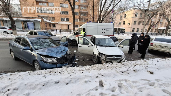 В Самаре произошло массовое ДТП на Советской Армии с участием 4 машин