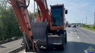 На трассе в Самарской области водитель не заметил экскаватор, последствия тяжёлые