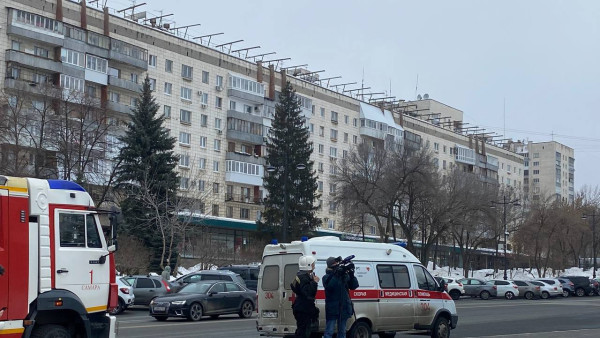 В Самаре к Ледовому дворцу экстренно стянули спецтехнику. Людей эвакуировали  