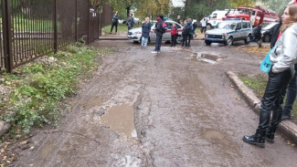 «У него автомат!»: появилось видео задержания мужчины у школы в Самарской области