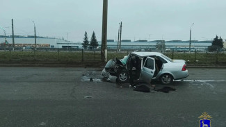 В Тольятти Lada Priora влетела в световую опору на Южном шоссе