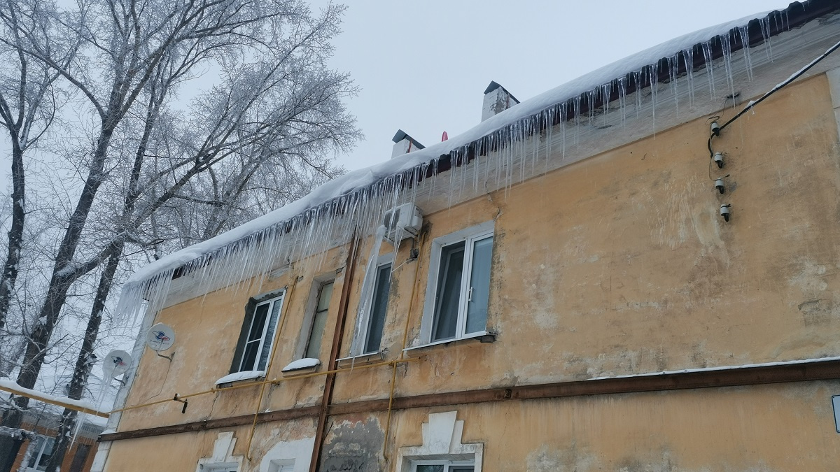 Сосульки-убийцы. В Самаре из-за схода наледи с крыши дома пострадал мужчина  – Новости Самары и Самарской области – ГТРК Самара