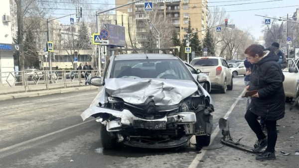 ДТП с двумя иномарками заблокировало движение в Самаре