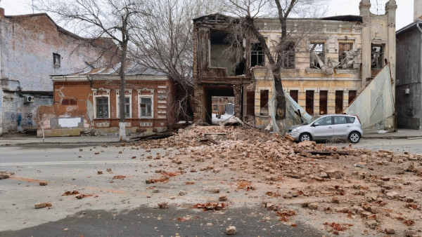 Появились кадры с места ЧП в Самаре, где рухнула стена дома на улице Куйбышева