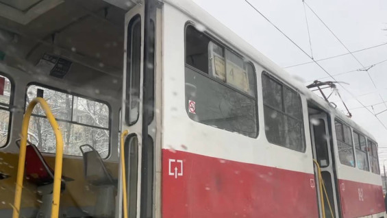 В Самаре 1 апреля на улице Демократической встали трамваи