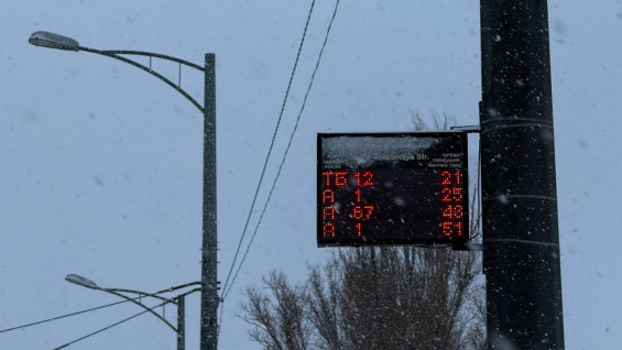 Самарцы пожаловались на старые и неактуальные таблички на остановках транспорта