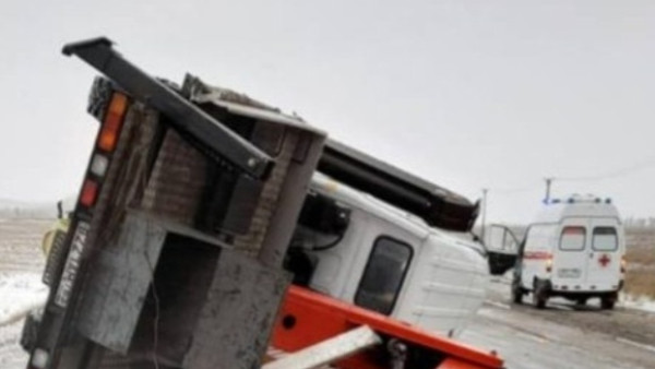 Грузовик и автовышка столкнулись на трассе в Самарской области 20 декабря