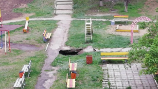 В Самарской области на детской площадке образовался провал в преисподнюю