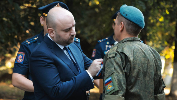 Самарский губернатор Вячеслав Федорищев наградил спецназовцев в День флага РФ   