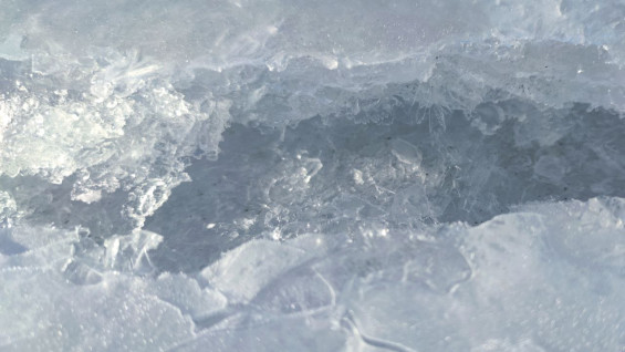 Большегруз «МАЗ» провалился под лед на переправе через Самарку