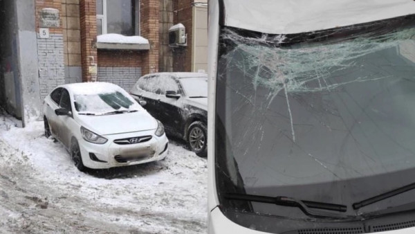 Самарец лишился своей машины из-за упавшей ледяной глыбы