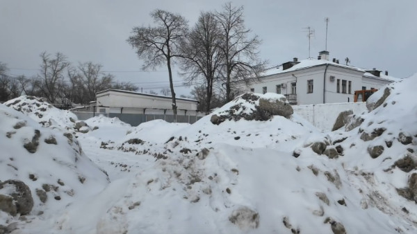 Огромная свалка снега в Самаре спрятана за ТРК «Вива Лэнд»