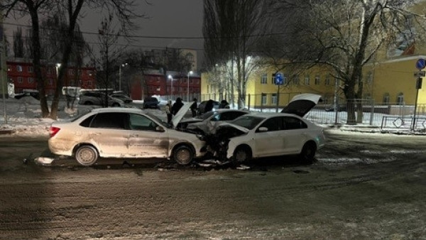 В Самаре три машины столкнулись в жесткой аварии на Советской Армии