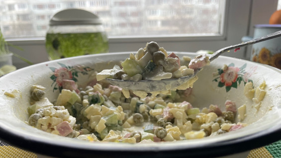 В 2026 году оливье стал самым популярным новогодним салатом у самарцев