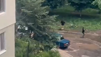 В Самаре две девочки едва не свалились в канализационный колодец, затеяв игры с крышкой