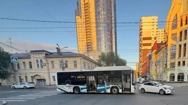 В Самаре 28 июля пострадали две женщины в ДТП с автобусом и Hyundai 