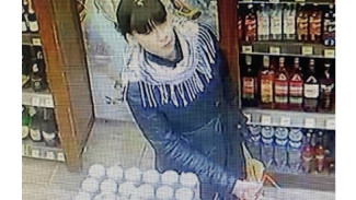 В Тольятти разыскивают женщину, которая расплатилась в магазине фальшивыми купюрами