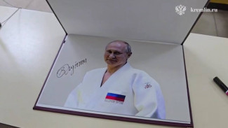 Владимир Путин оставил автограф в ФОК «Орбита» в Самаре