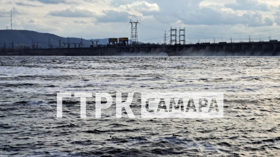 Под Самарой продолжаются пиковые сбросы воды через ГЭС 