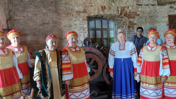 Самарские бабушки-туристки танцуют «Вальс в ритме дождя»