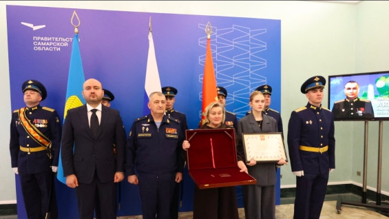 Вячеслав Федорищев передал семье погибшего Героя РФ Акифьева медаль «Золотая Звезда»