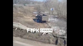 В Самарской области самосвал вылетел в кювет из-за отказа тормозов