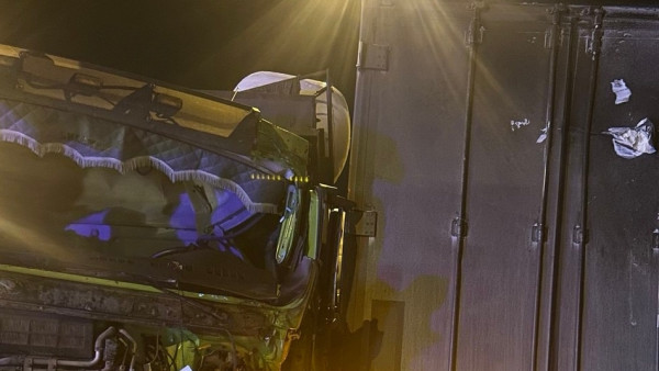 В Самарской области во время снегопада на трассе столкнулись сразу три грузовика