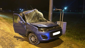 Под Самарой Lada Kalina намотало на столб, водителя пришлось деблокировать