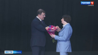В канун Международного женского дня Дмитрий Азаров поздравил жительниц области с наступающим праздником