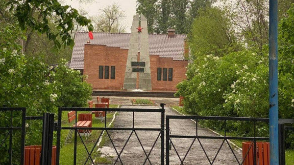 В Самарской области в канун Дня Победы мемориал фронтовикам оказался под замком