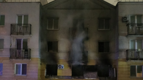 Появились кадры начала пожара в жилом доме в Крутых Ключах