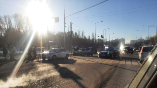 В Самаре парализовало движение на Ново-Садовой у ТЦ «Апельсин» из-за ДТП 