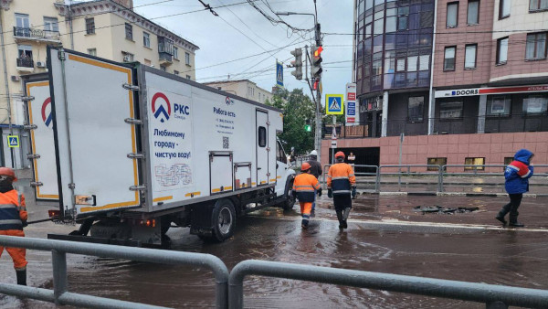 В центре Самары ликвидируют прорыв трубы 300 мм городского водопровода