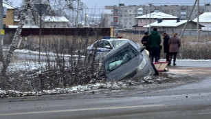 Под Самарой 7 декабря иномарка оказалась в кювете после ДТП: фото