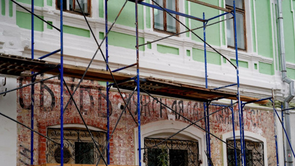 На фасаде здания в Самаре обнаружили рекламную вывеску начала XX века