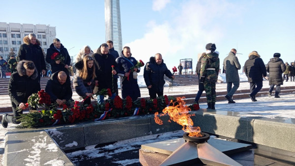 В Самаре возложили цветы к Вечному огню в честь победы в Сталинградской битве